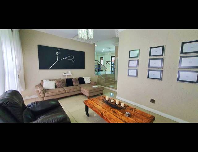 4 BEDROOM TOWNHOUSE FOR SALE IN SOUTH CREST